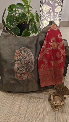 Regal in red and olive