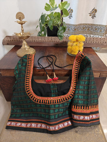 In rich green and deep garnet